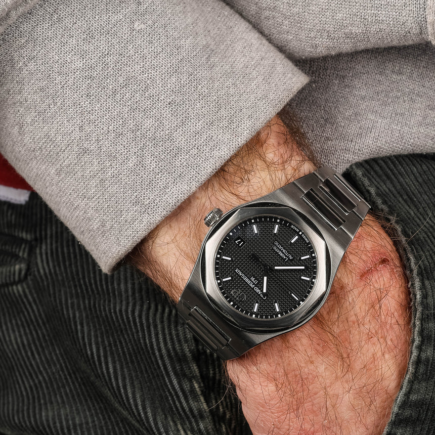 2022 Girard Perregaux Laureato 81005-11-632-BB6A:  New & FULL SET