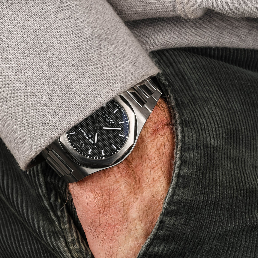 2022 Girard Perregaux Laureato 81005-11-632-BB6A:  New & FULL SET